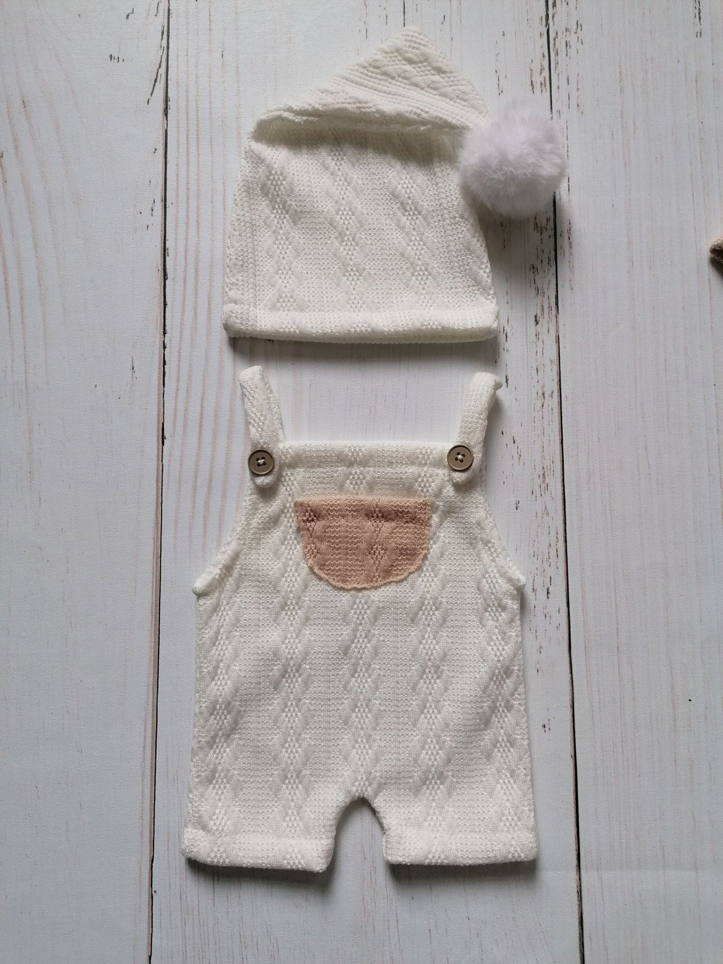 Newborn Latzhose und Zipfelmütze mit Bommel