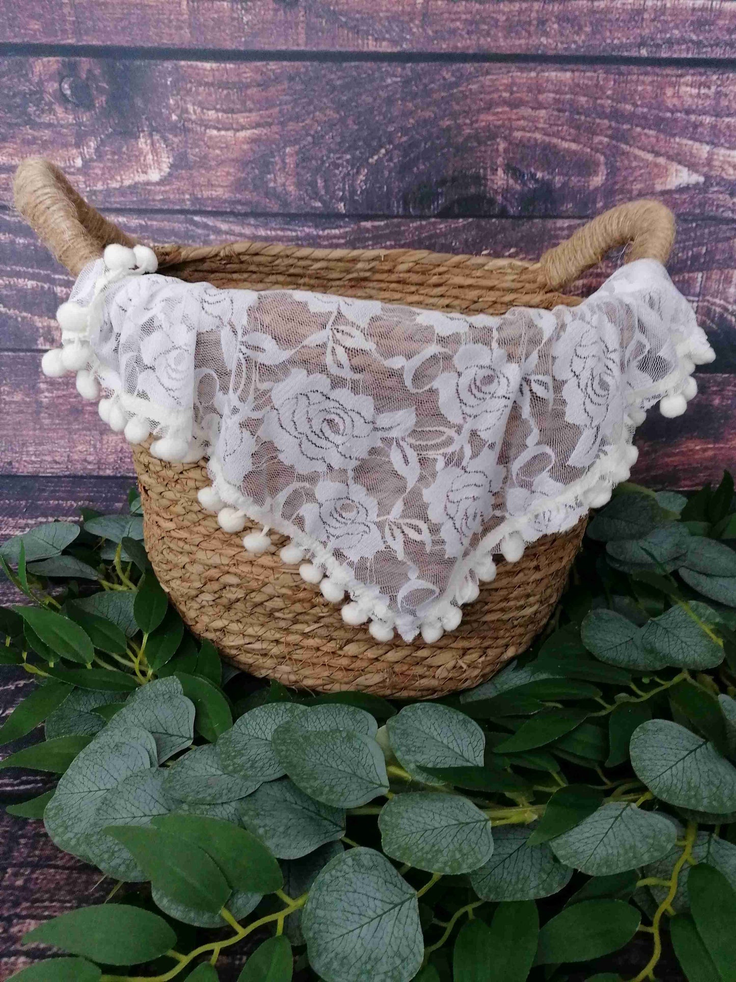 Tuch aus Spitze mit Bommeln