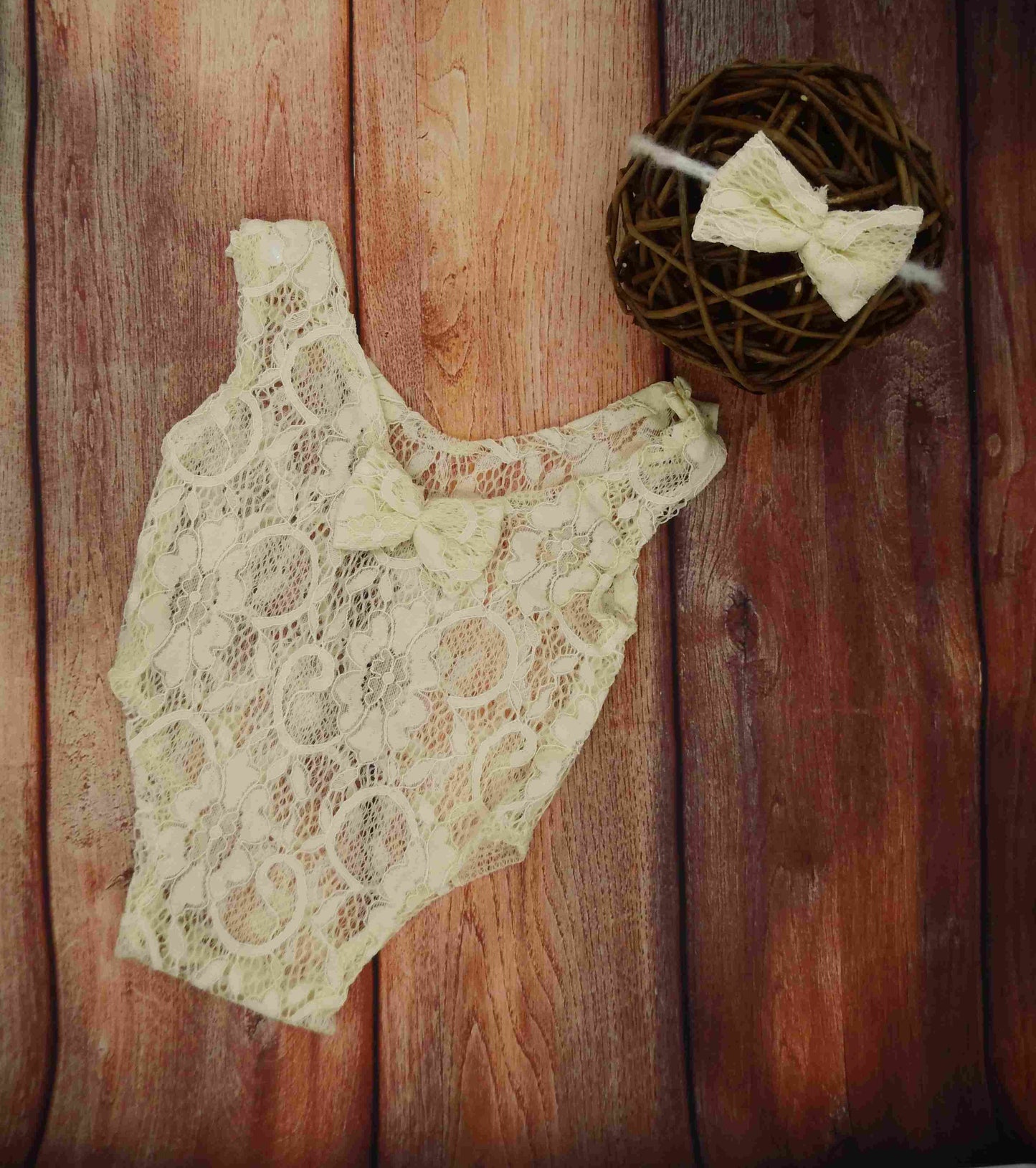 Body Newborn mit Spitze, Schleife und Stirnband