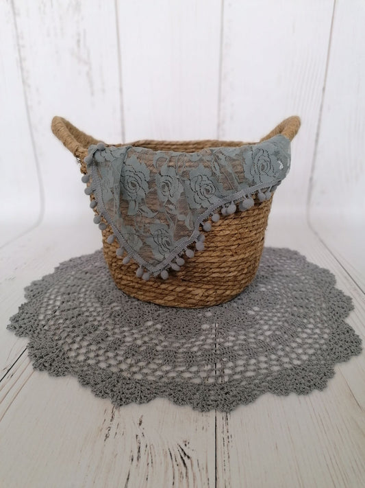 Tuch aus Spitze mit Bommeln